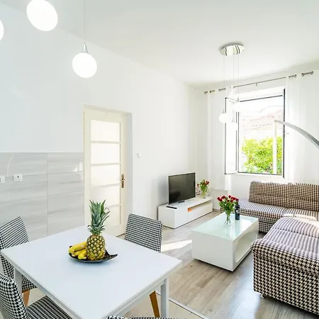 Sea View Magnolia Apartman